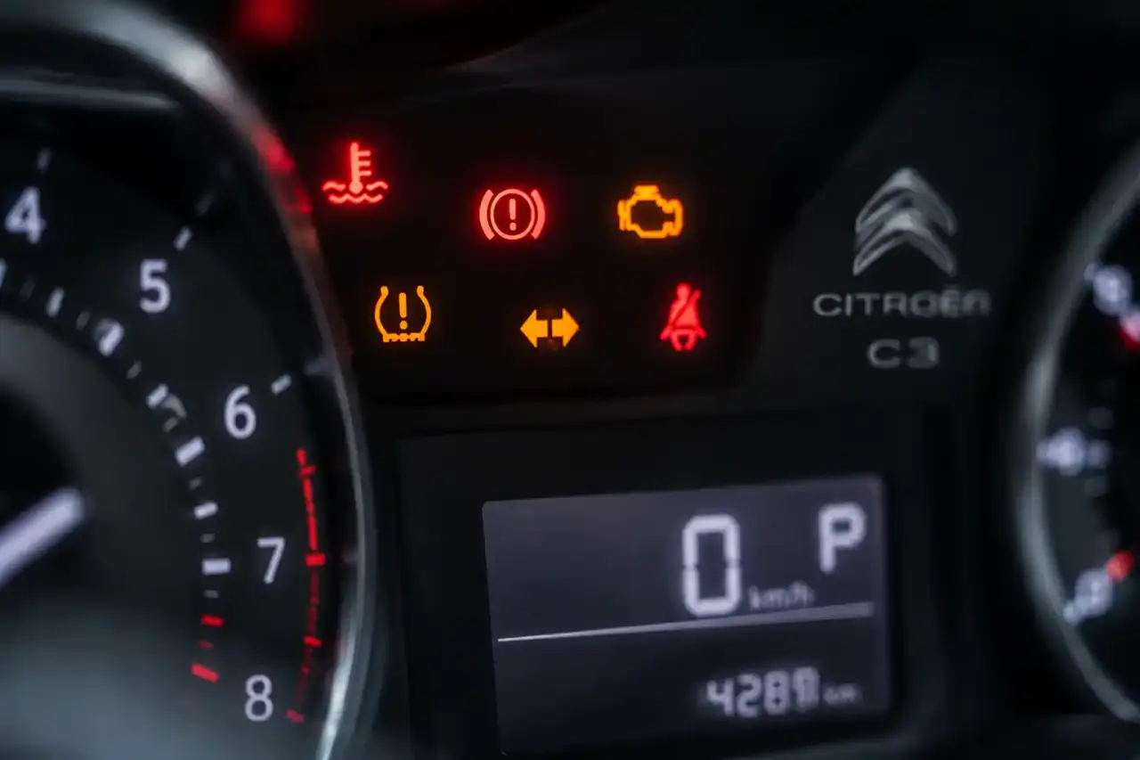 Voyants de Citroën C3 : rouge ou clignotant, quand faut-il s’arrêter ?